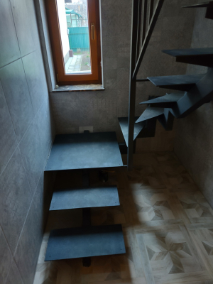 Обшитая лестница на одном косоуре.