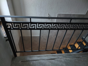 Обшитая лестница на одном косоуре.