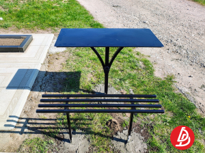 Стол большой на одной ножке