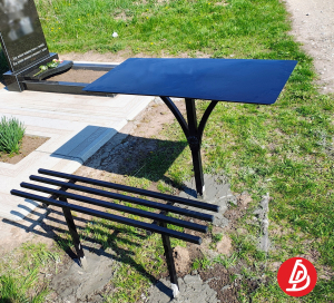 Стол большой на одной ножке