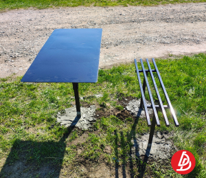 Стол большой на одной ножке