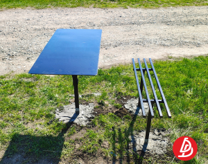 Стол большой на одной ножке