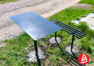 Стол большой на одной ножке