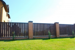 Забор обшитый деревом