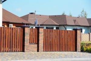 Забор обшитый деревом