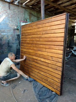 Забор обшитый деревом