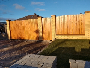 Забор обшитый деревом