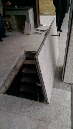 Люк под гранит