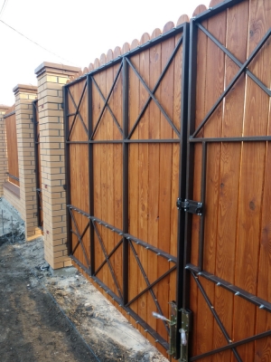 Ворота обшитые деревом