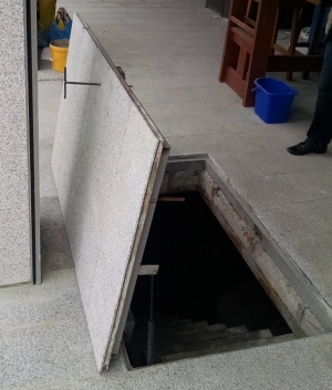 Люк под гранит