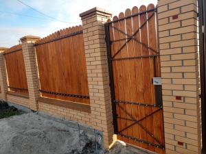 Забор обшитый деревом