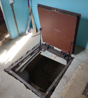 Люк в подвал под плитку