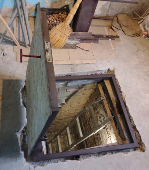 Люк в подвал под плитку