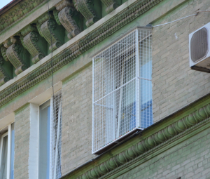 Вольер для кота на большое окно