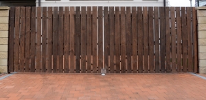 Ворота распашные обшитые деревом