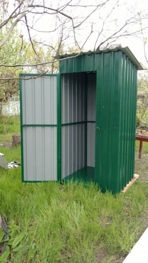 Туалет обшитый проф. настилом.