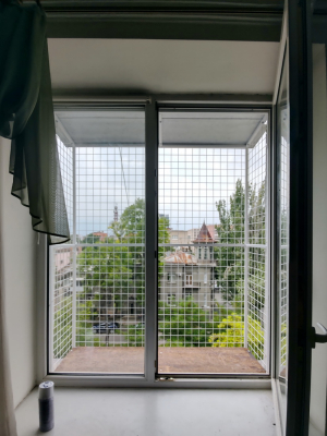 Вольер для кота на большое окно