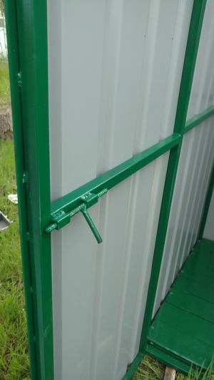 Туалет обшитый проф. настилом.