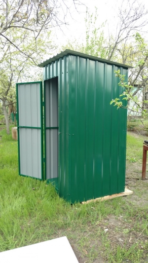 Туалет обшитый проф. настилом.