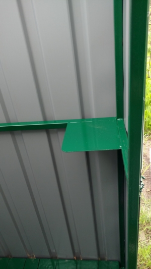 Туалет обшитый проф. настилом.