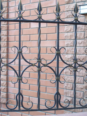 Забор с коваными элементами
