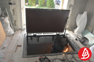 Люк возле входа в дом