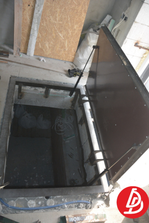 Люк возле входа в дом