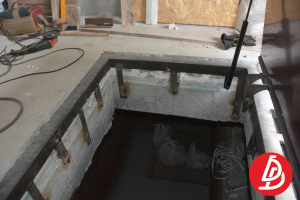 Люк возле входа в дом