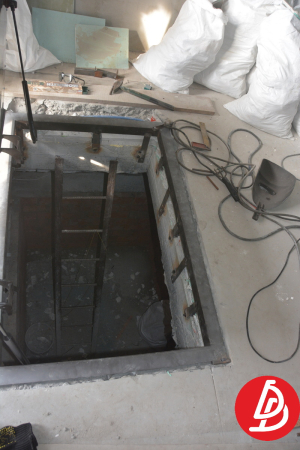 Люк возле входа в дом