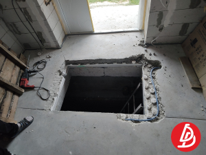 Люк возле входа в дом