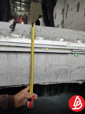 Люк возле входа в дом