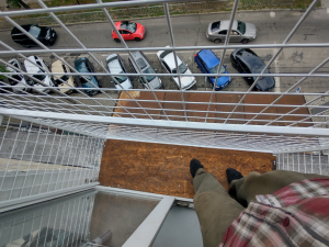 Вольер для кота на большое окно