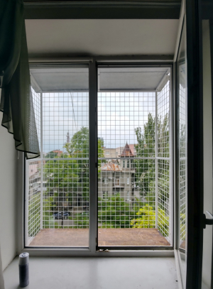 Вольер для кота на большое окно