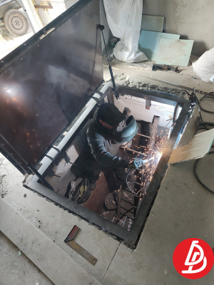 Люк возле входа в дом