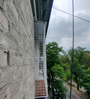 Вольер для кота на большое окно