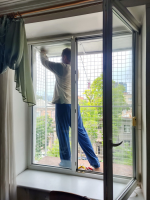 Вольер для кота на большое окно