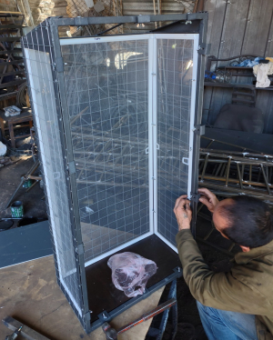 Вольер со съемными противомоскитными сетками.