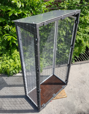Вольер со съемными противомоскитными сетками.