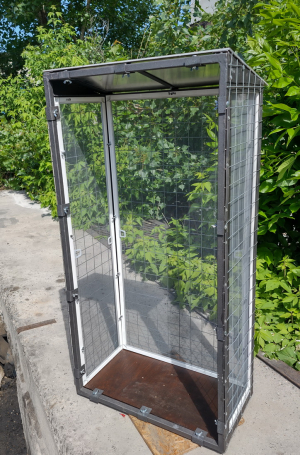 Вольер со съемными противомоскитными сетками.
