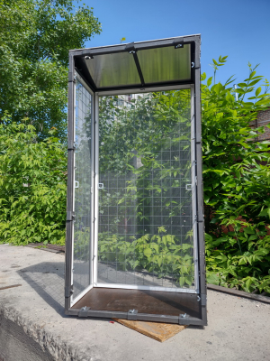 Вольер со съемными противомоскитными сетками.