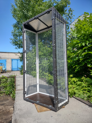 Вольер со съемными противомоскитными сетками.