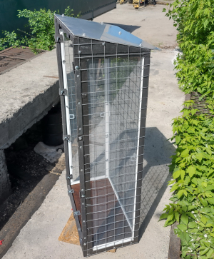 Вольер со съемными противомоскитными сетками.