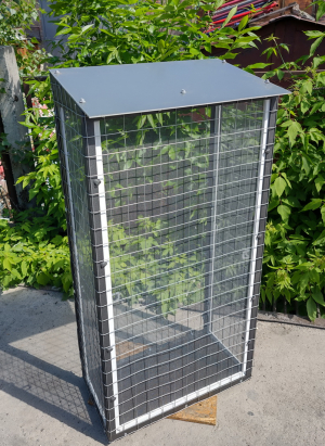 Вольер со съемными противомоскитными сетками.