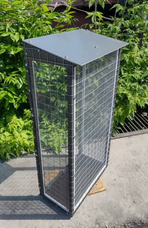 Вольер со съемными противомоскитными сетками.