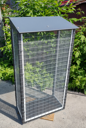 Вольер со съемными противомоскитными сетками.