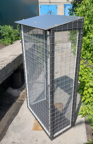 Вольер со съемными противомоскитными сетками.