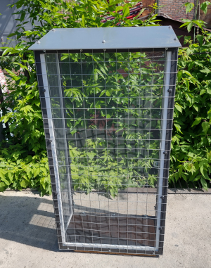 Вольер со съемными противомоскитными сетками.