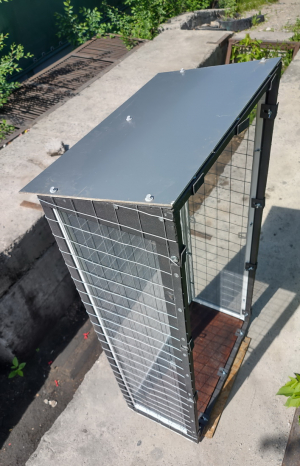 Вольер со съемными противомоскитными сетками.