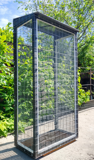 Вольер со съемными противомоскитными сетками.