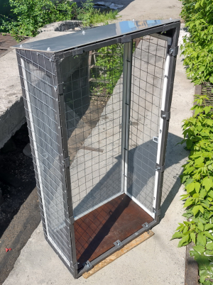 Вольер со съемными противомоскитными сетками.